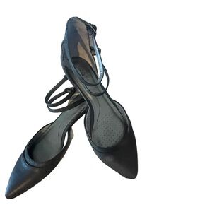 LIFE STRIDE Soft System 8W black flats. No flaws. Excellent, maybe worn once IMO